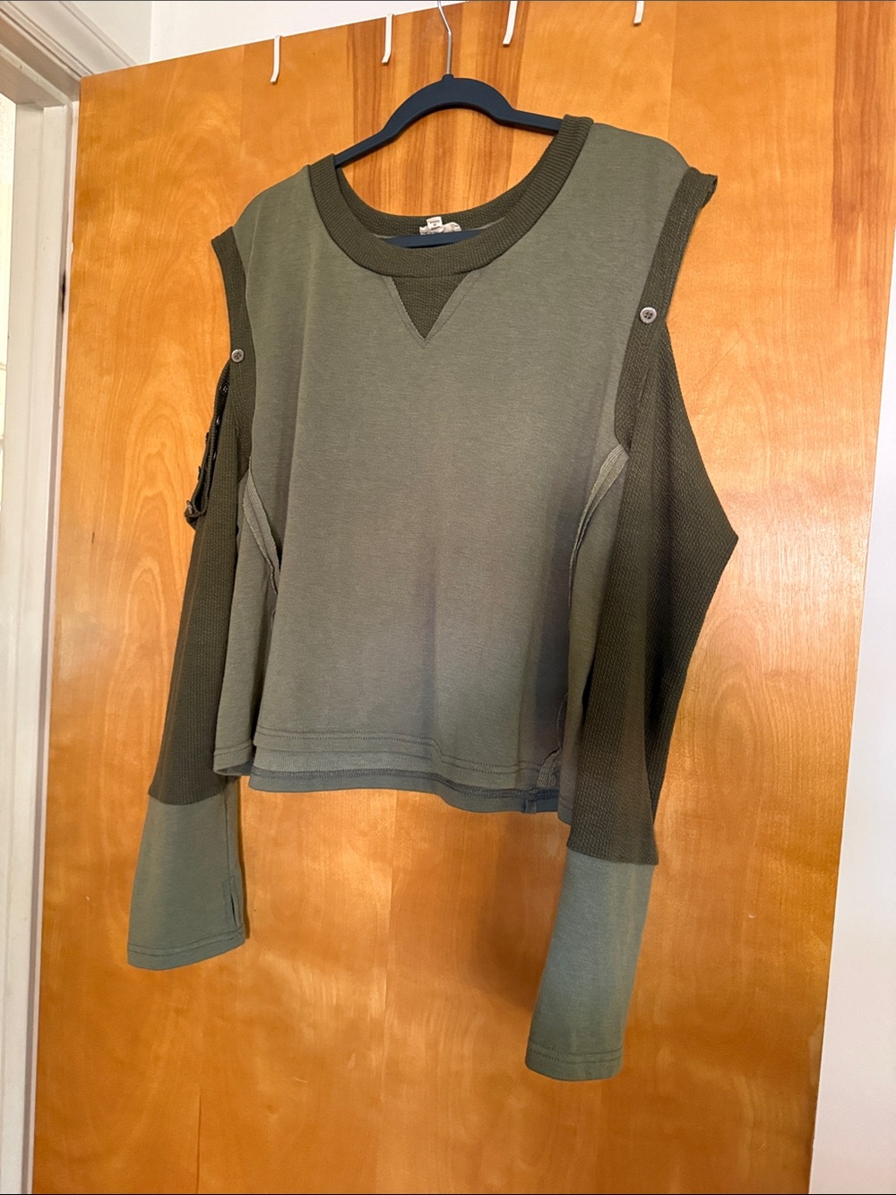 POL Olive Green Cold-Shoulder Knit Crop Pullover Top Sz Large EUC